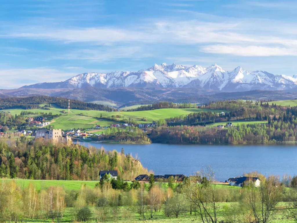 Panorama Tatr, zamek w Czorsztynie i Jezioro Czorsztyńskie